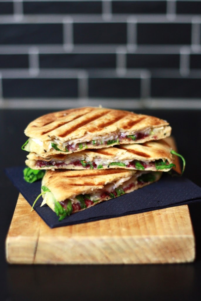 Ein Happen zwischendurch: Warmes Sandwich mit Brie & Johannisbeeren