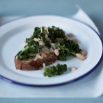 Bruschetta mit Kale und weißen Bohnen