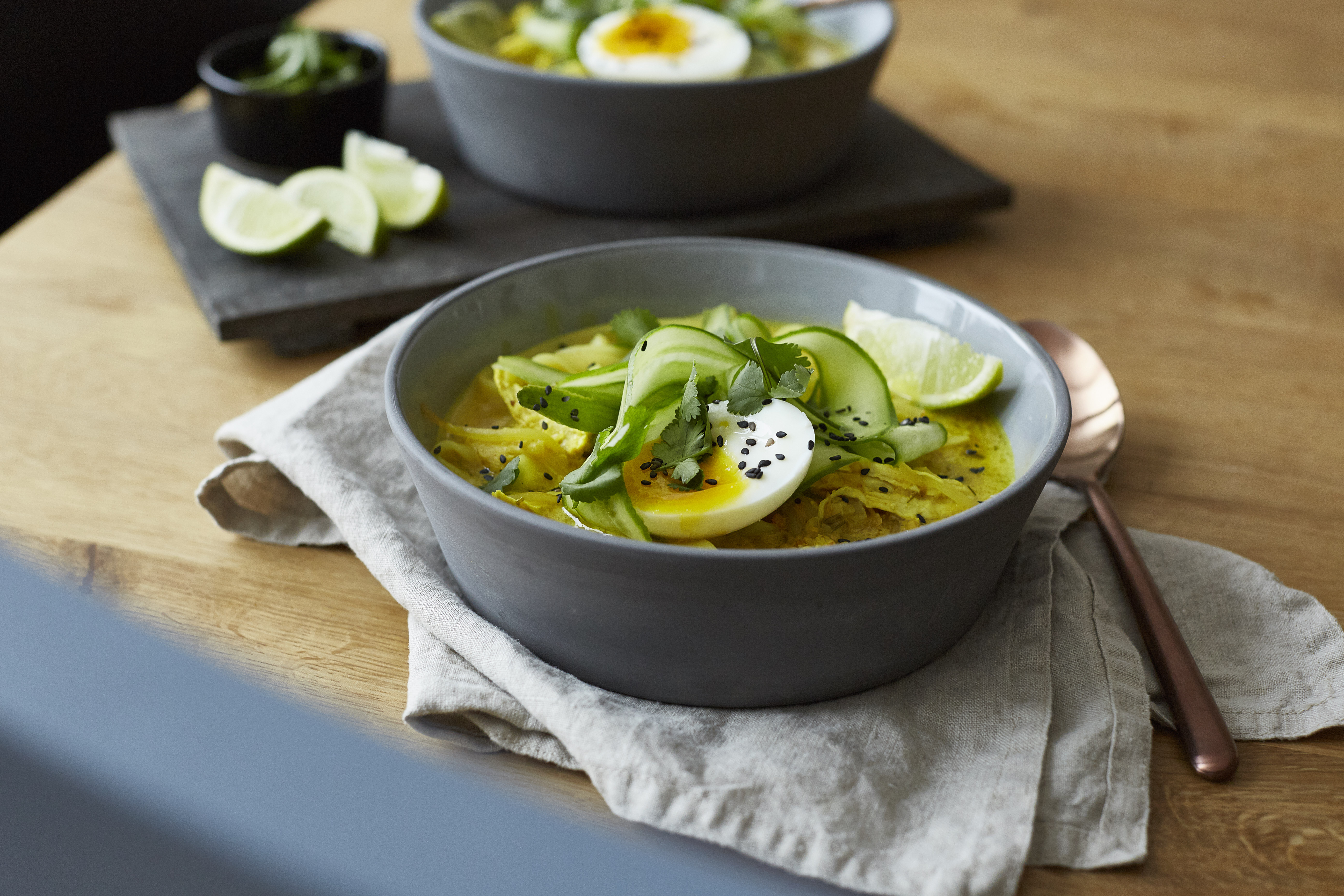 Curry-Suppe mit Hühnchen und Glasnudeln
