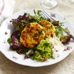 Kürbis-Kaspressknödeln mit Salat, Speckvinaigrette und Krenrahm