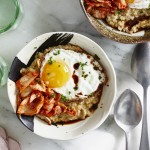 Pikantes Miso-Porridge mit Ei und Kimchiw
