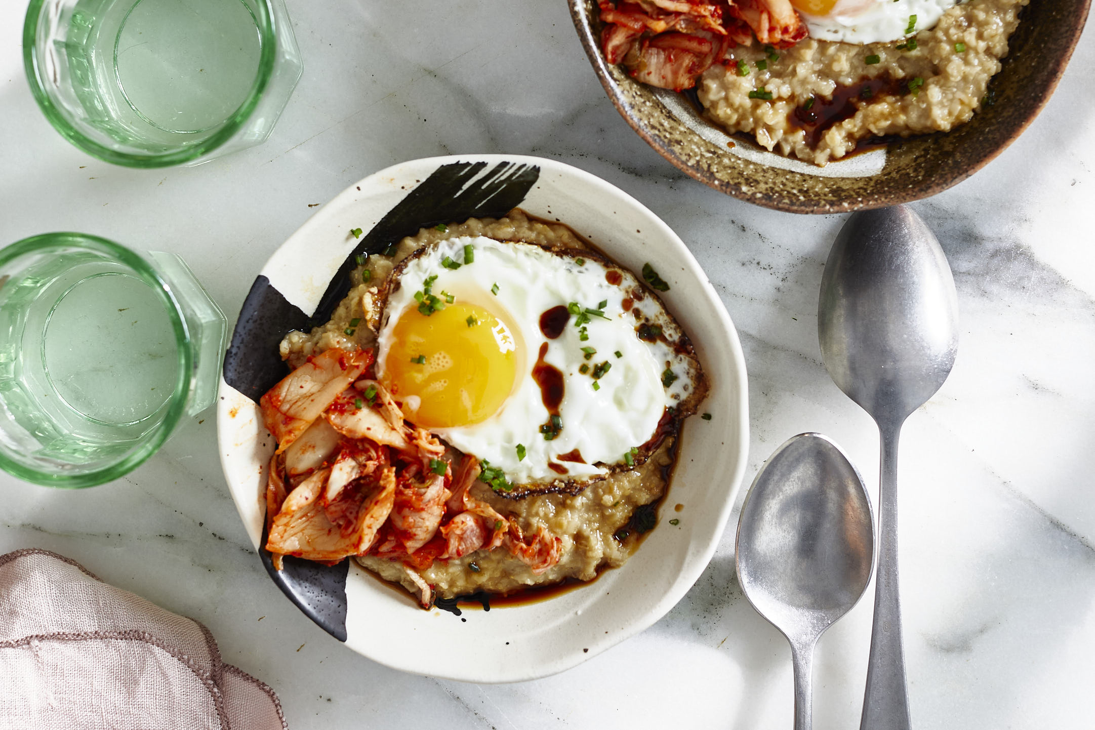 Pikantes Miso-Porridge mit Ei und Kimchiw